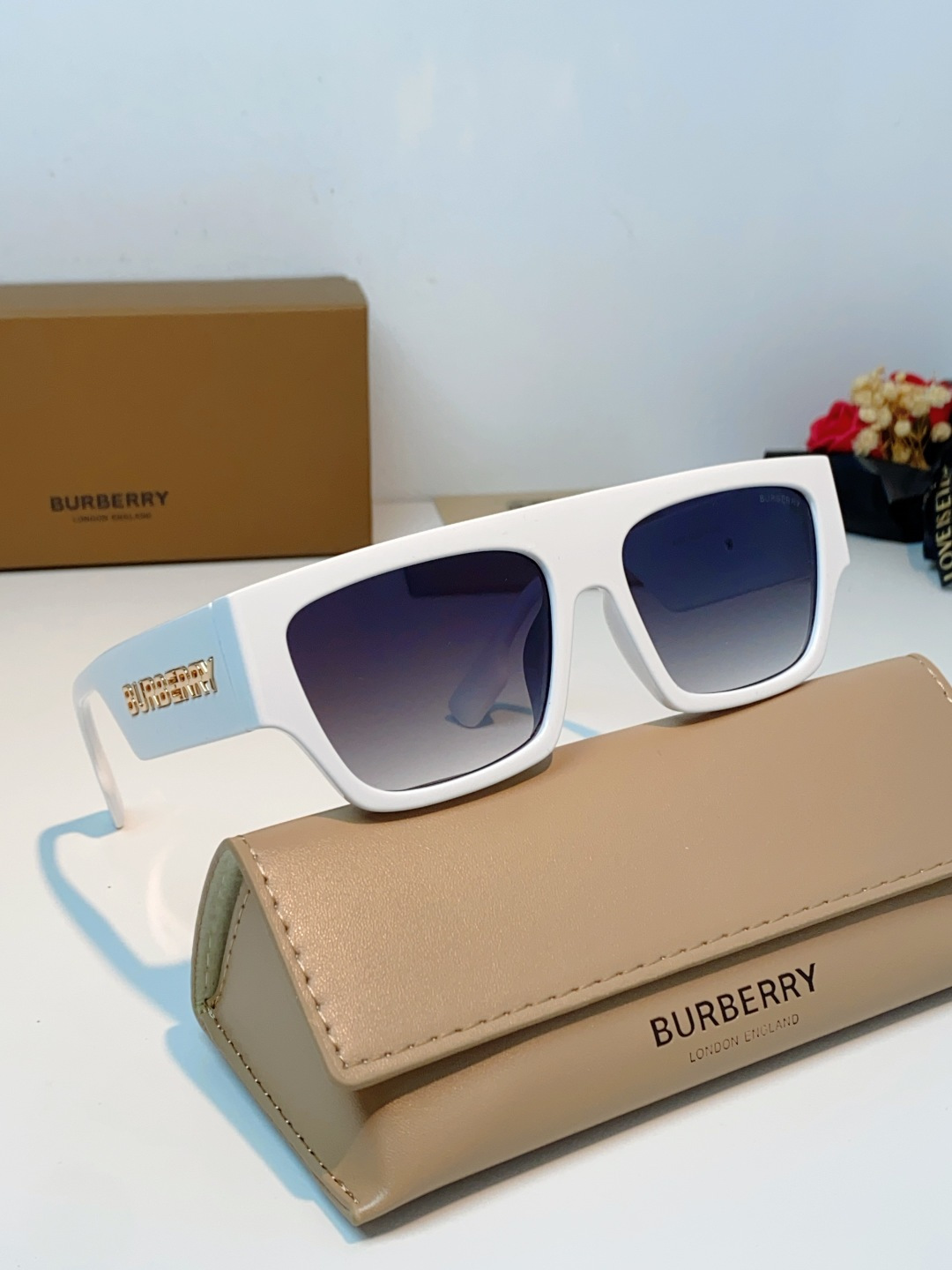 Burberry巴宝莉 2025新款经典黑金方框墨镜✨利落宽版一字镜框，自带街头酷飒气场镜腿立体鎏金品牌