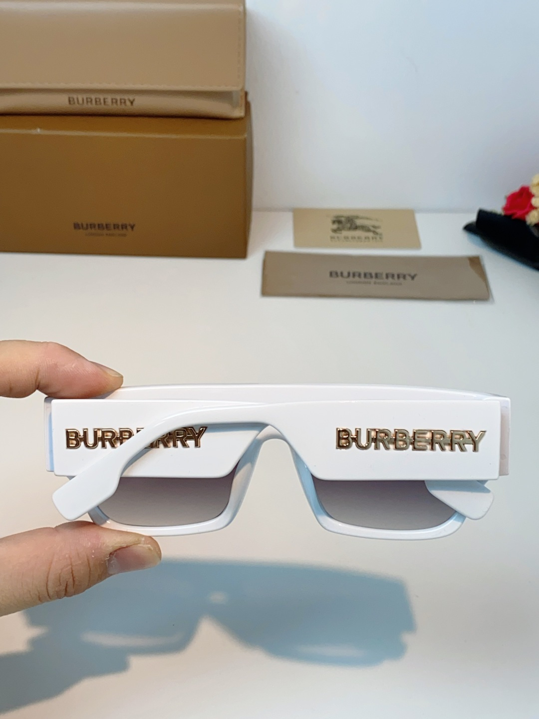 Burberry巴宝莉 2025新款经典黑金方框墨镜✨利落宽版一字镜框，自带街头酷飒气场镜腿立体鎏金品牌