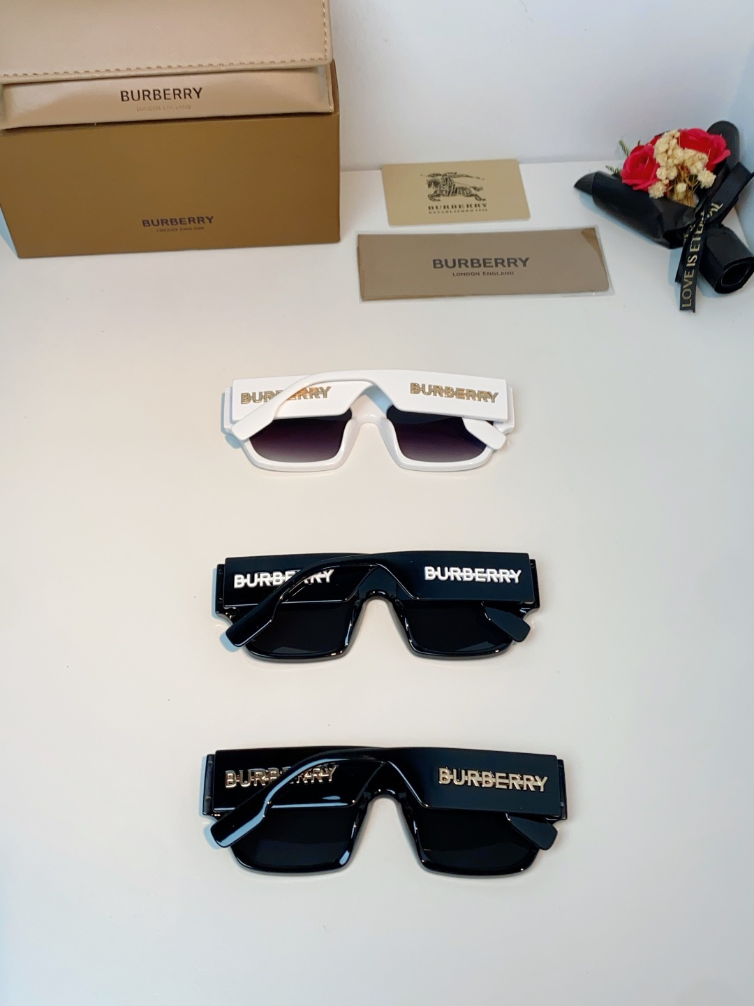 Burberry巴宝莉 2025新款经典黑金方框墨镜✨利落宽版一字镜框，自带街头酷飒气场镜腿立体鎏金品牌