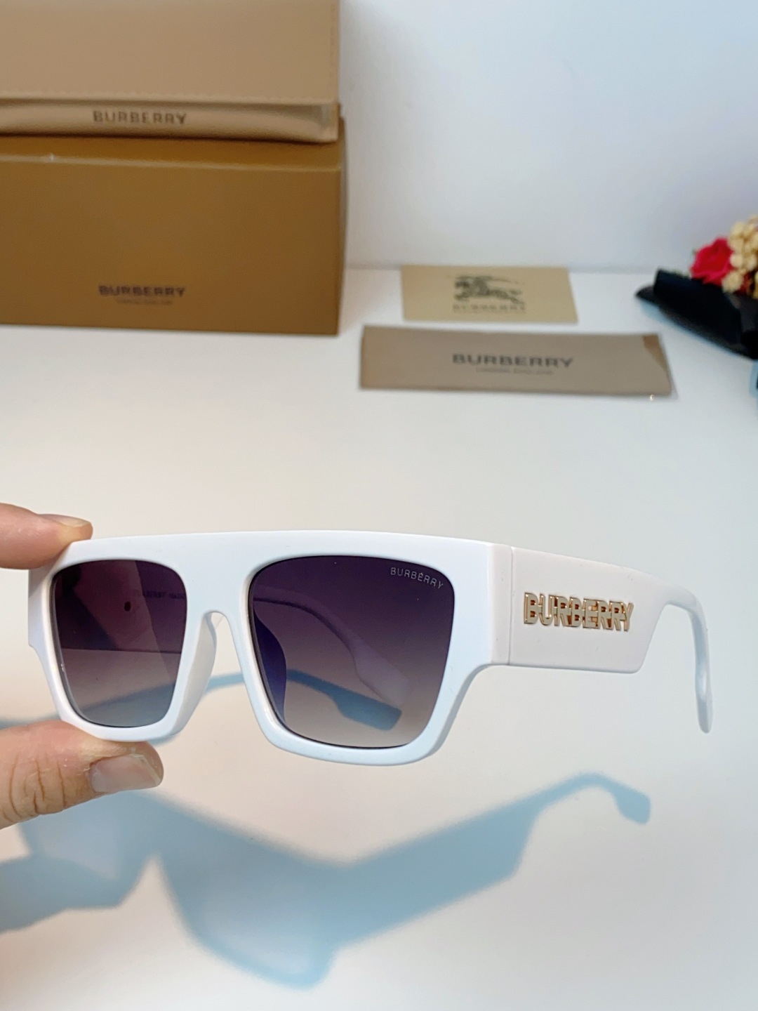 Burberry巴宝莉 2025新款经典黑金方框墨镜✨利落宽版一字镜框，自带街头酷飒气场镜腿立体鎏金品牌