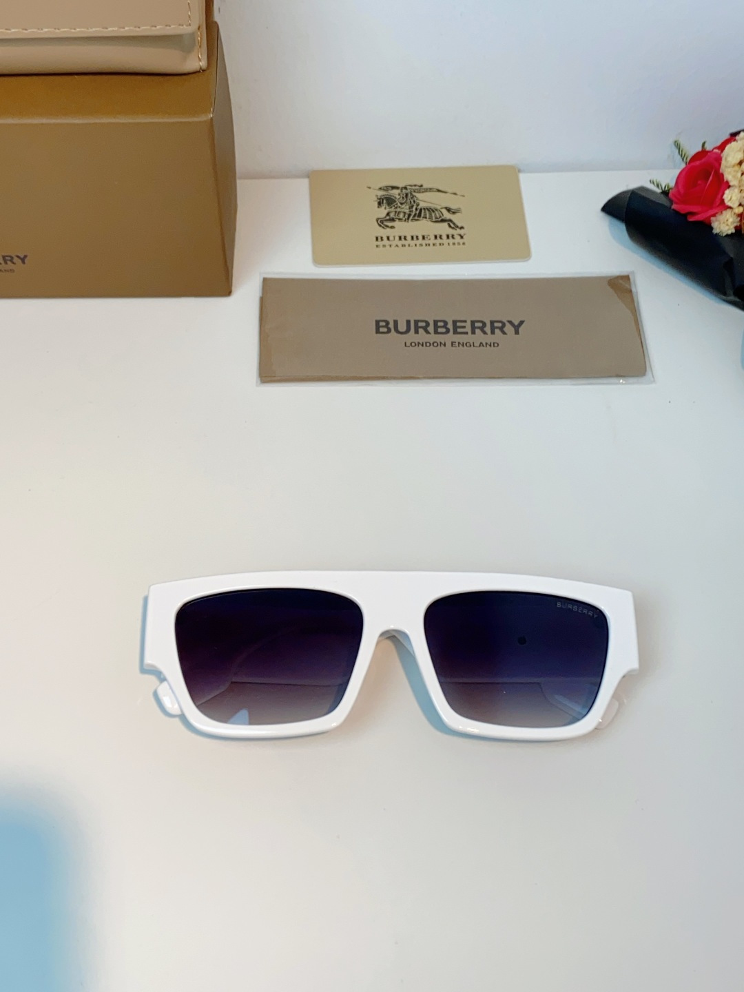 Burberry巴宝莉 2025新款经典黑金方框墨镜✨利落宽版一字镜框，自带街头酷飒气场镜腿立体鎏金品牌