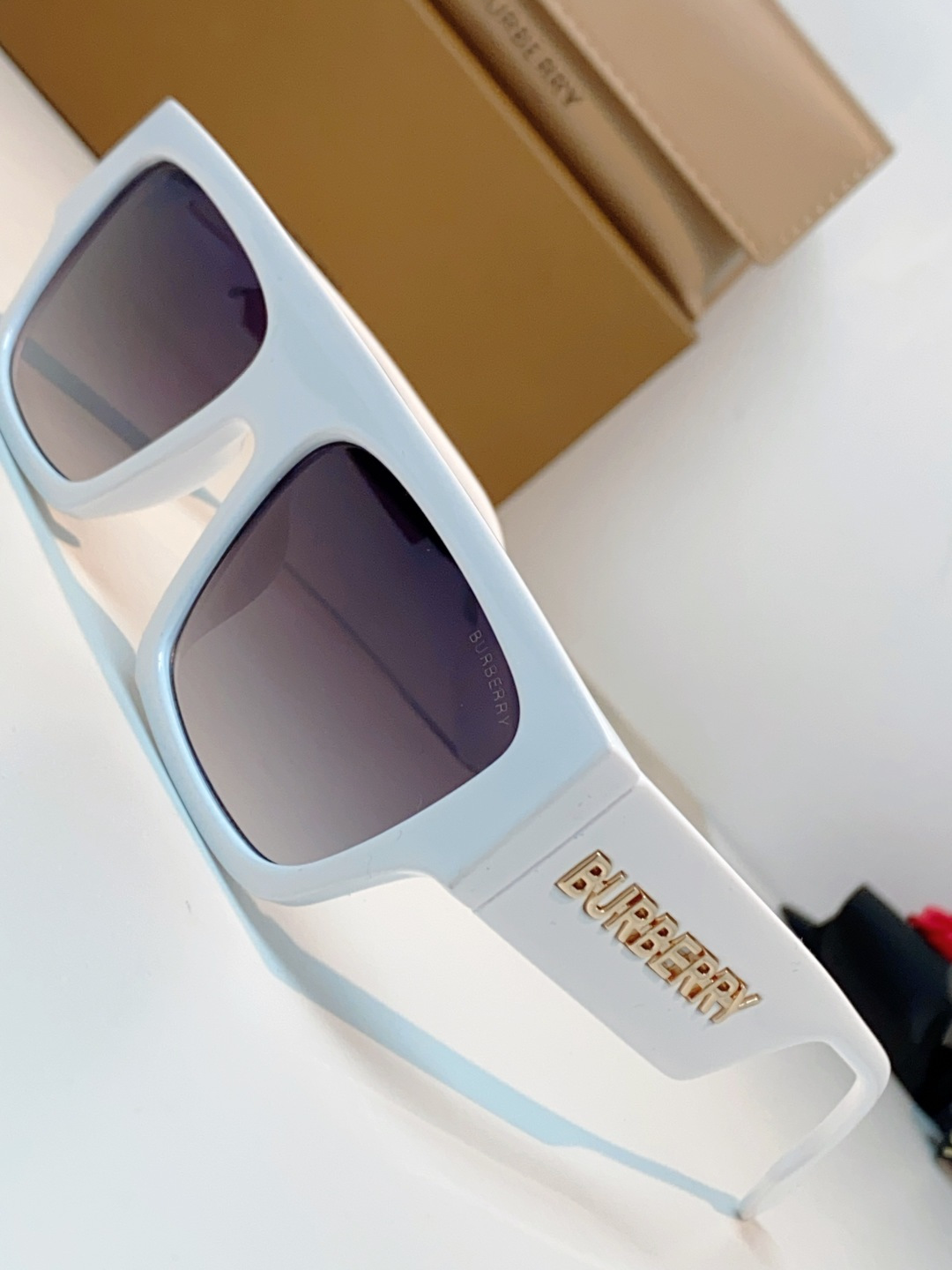 Burberry巴宝莉 2025新款经典黑金方框墨镜✨利落宽版一字镜框，自带街头酷飒气场镜腿立体鎏金品牌