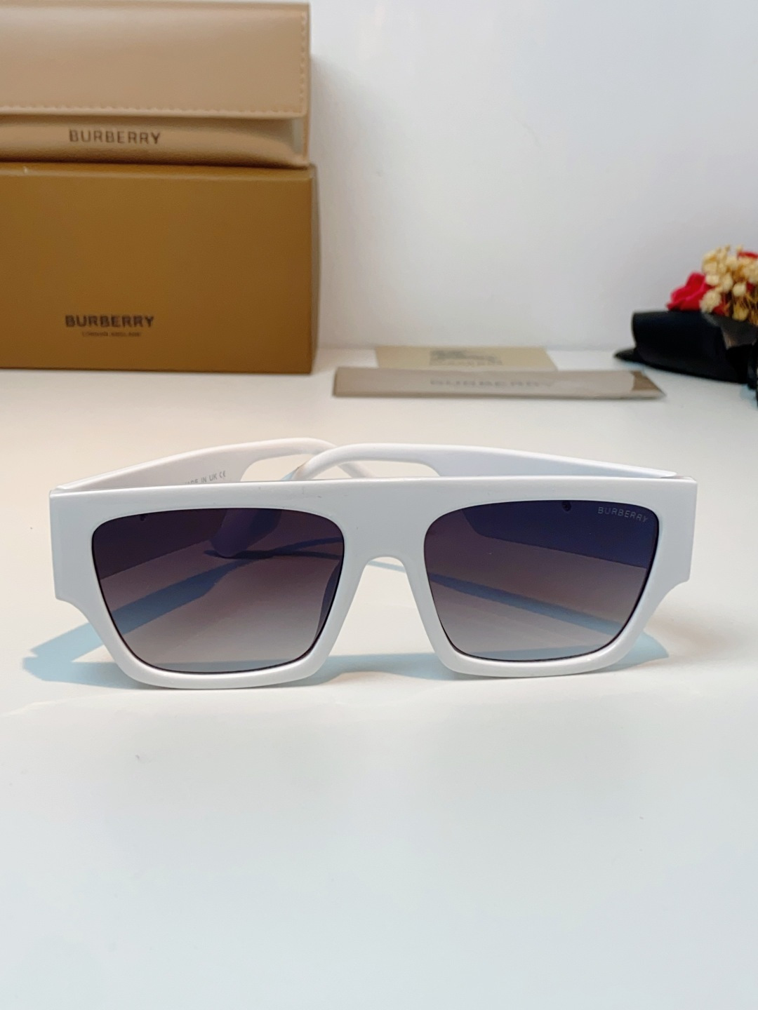 Burberry巴宝莉 2025新款经典黑金方框墨镜✨利落宽版一字镜框，自带街头酷飒气场镜腿立体鎏金品牌