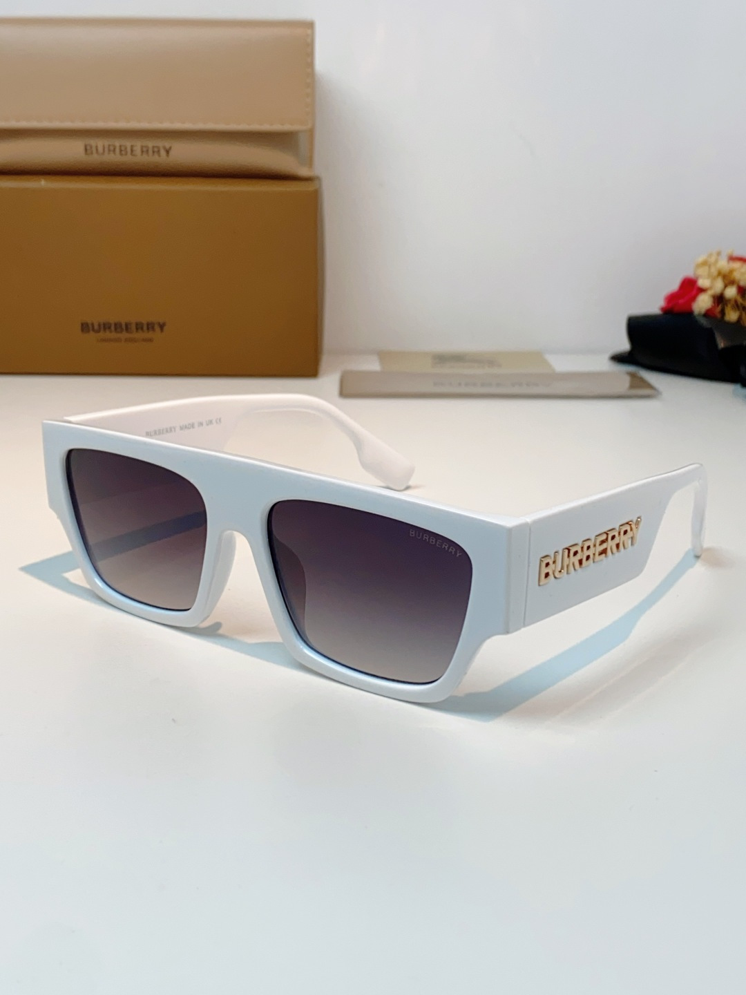 Burberry巴宝莉 2025新款经典黑金方框墨镜✨利落宽版一字镜框，自带街头酷飒气场镜腿立体鎏金品牌