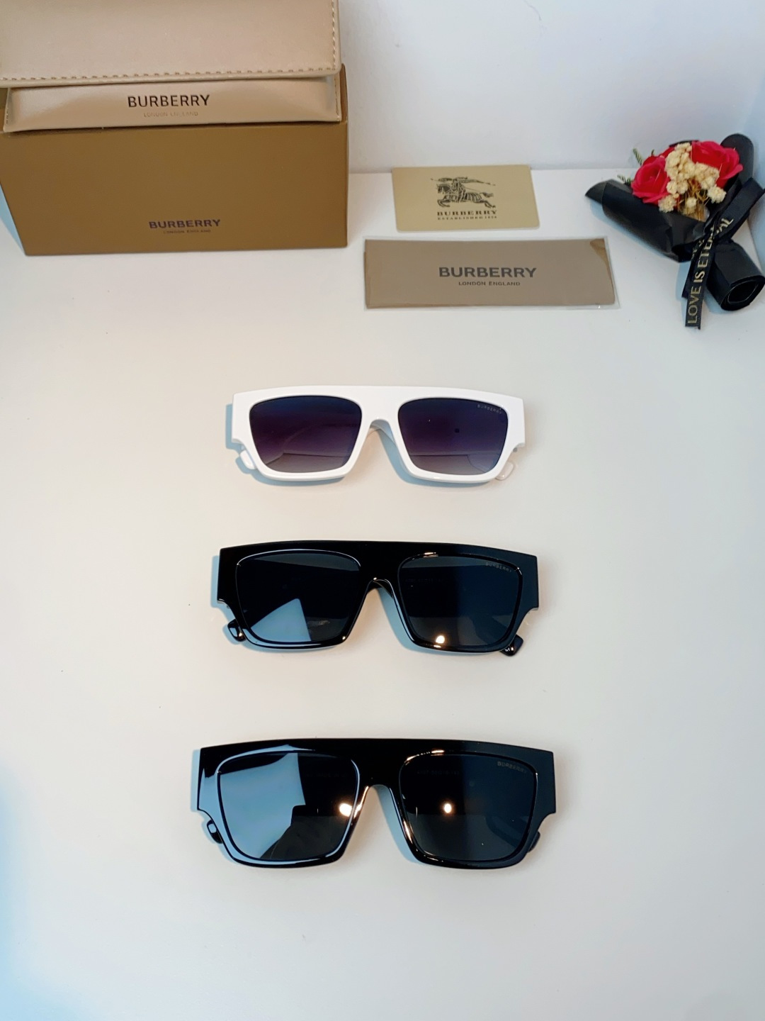 Burberry巴宝莉 2025新款经典黑金方框墨镜✨利落宽版一字镜框，自带街头酷飒气场镜腿立体鎏金品牌