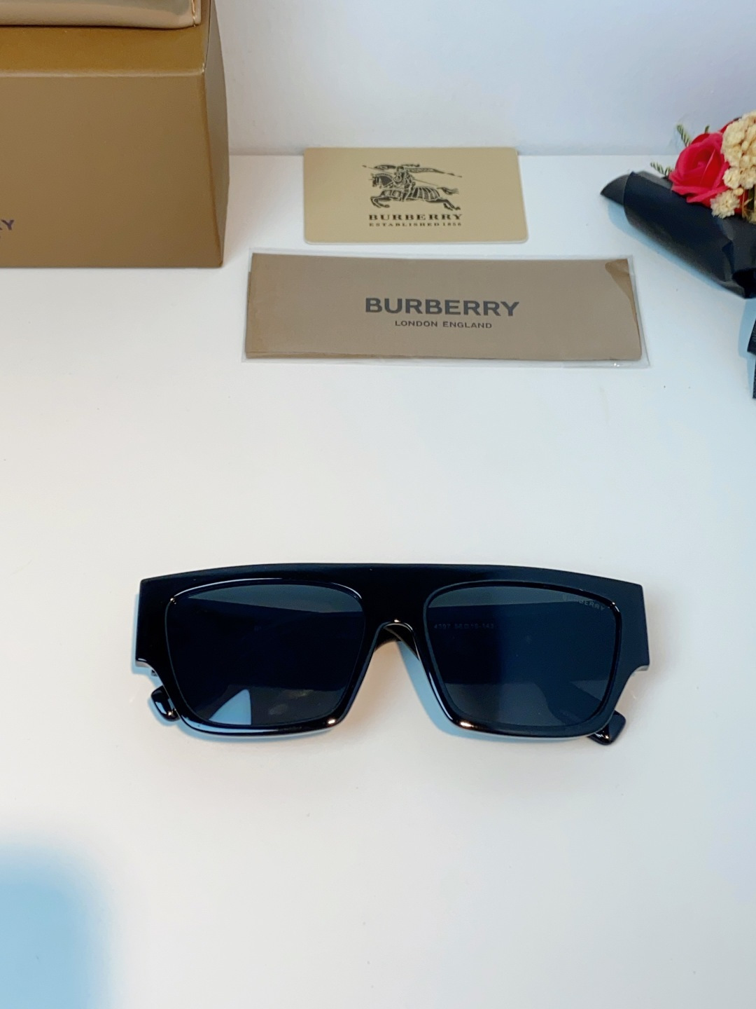 Burberry巴宝莉 2025新款经典黑金方框墨镜✨利落宽版一字镜框，自带街头酷飒气场镜腿立体鎏金品牌