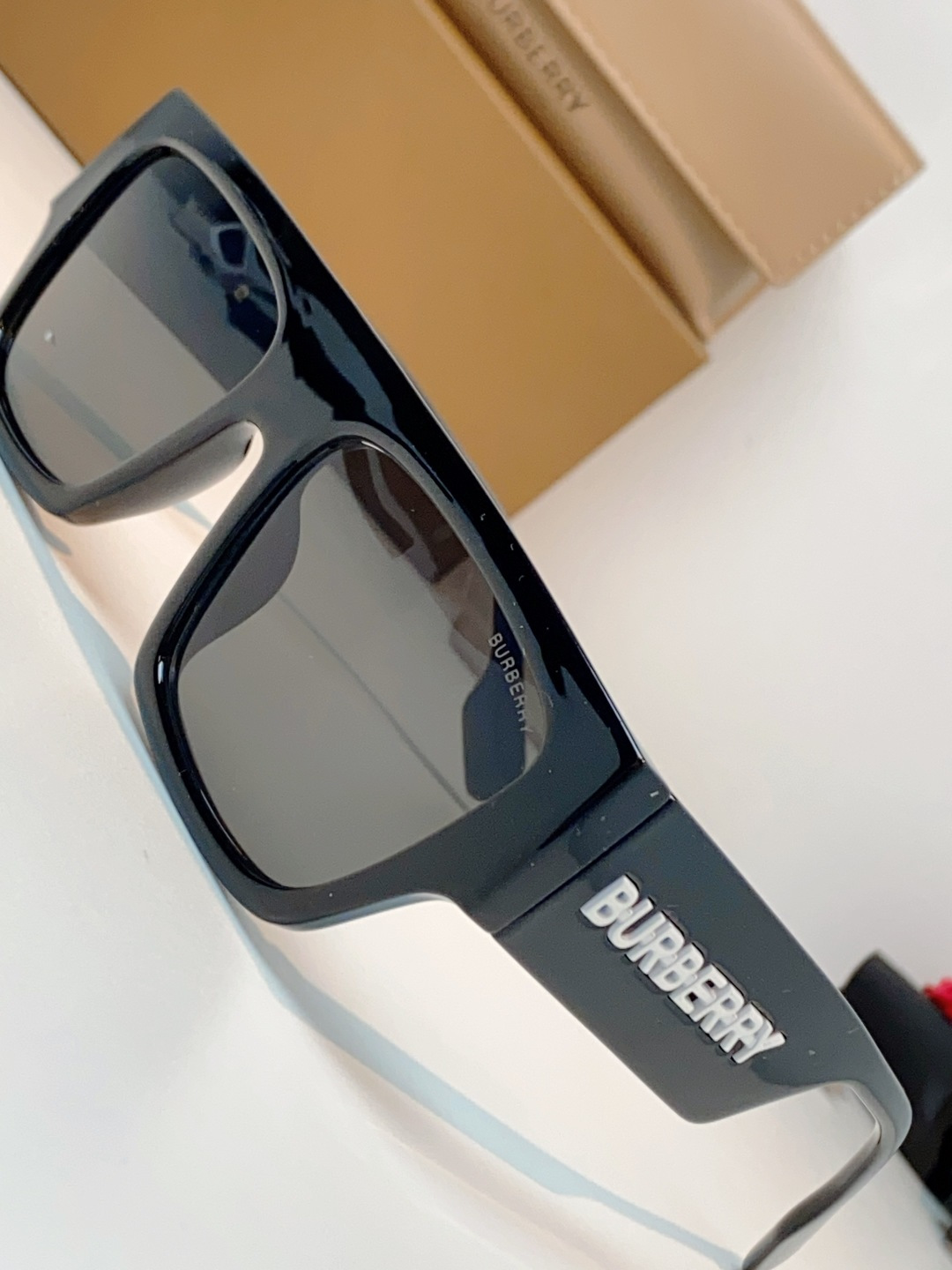 Burberry巴宝莉 2025新款经典黑金方框墨镜✨利落宽版一字镜框，自带街头酷飒气场镜腿立体鎏金品牌
