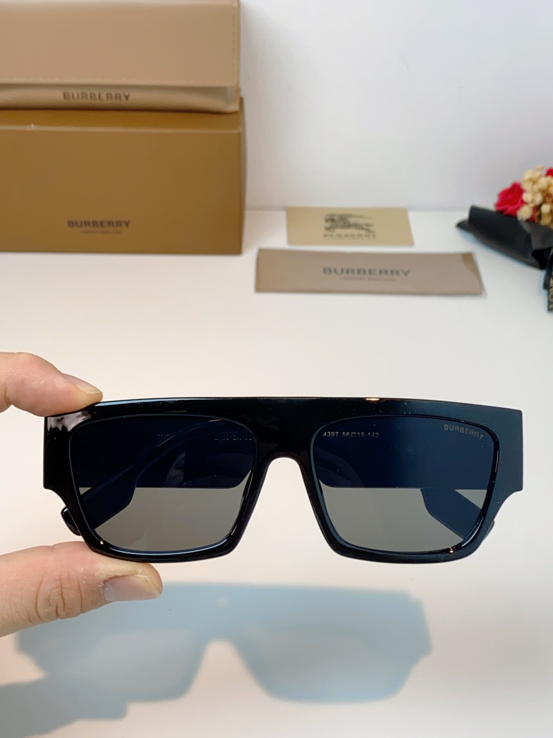 Burberry巴宝莉 2025新款经典黑金方框墨镜✨利落宽版一字镜框，自带街头酷飒气场镜腿立体鎏金品牌