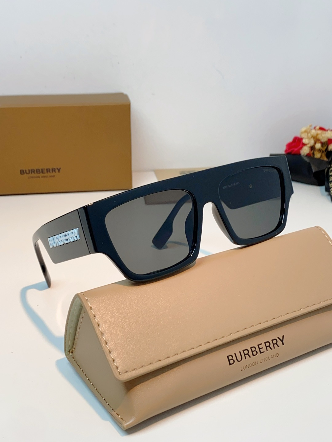 Burberry巴宝莉 2025新款经典黑金方框墨镜✨利落宽版一字镜框，自带街头酷飒气场镜腿立体鎏金品牌
