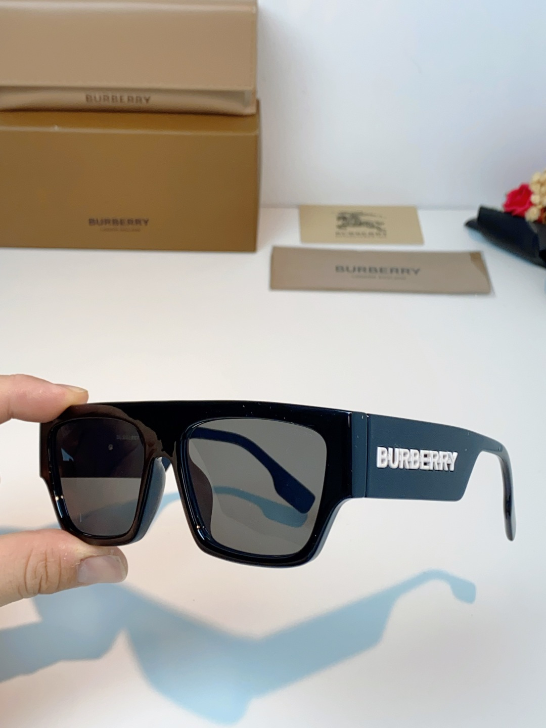 Burberry巴宝莉 2025新款经典黑金方框墨镜✨利落宽版一字镜框，自带街头酷飒气场镜腿立体鎏金品牌