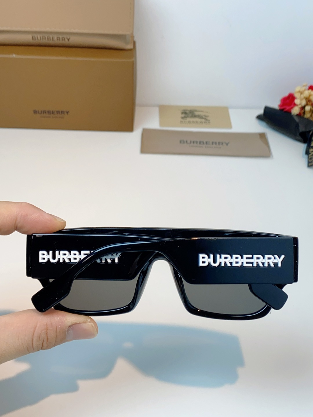 Burberry巴宝莉 2025新款经典黑金方框墨镜✨利落宽版一字镜框，自带街头酷飒气场镜腿立体鎏金品牌