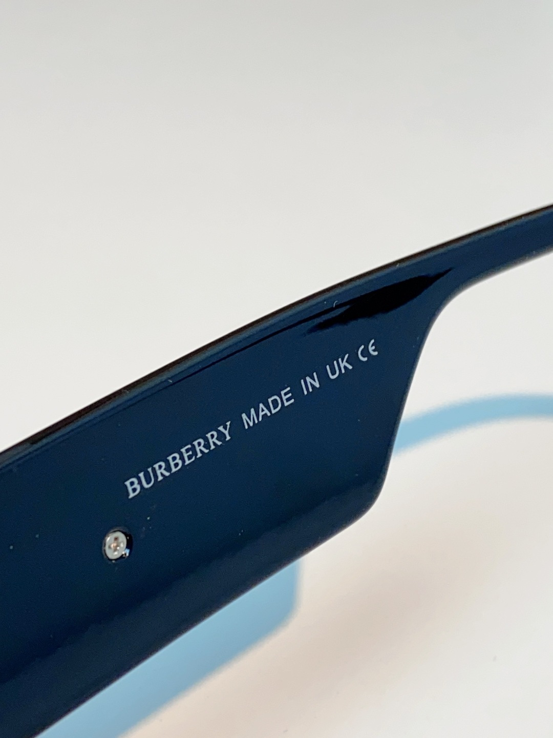 Burberry巴宝莉 2025新款经典黑金方框墨镜✨利落宽版一字镜框，自带街头酷飒气场镜腿立体鎏金品牌