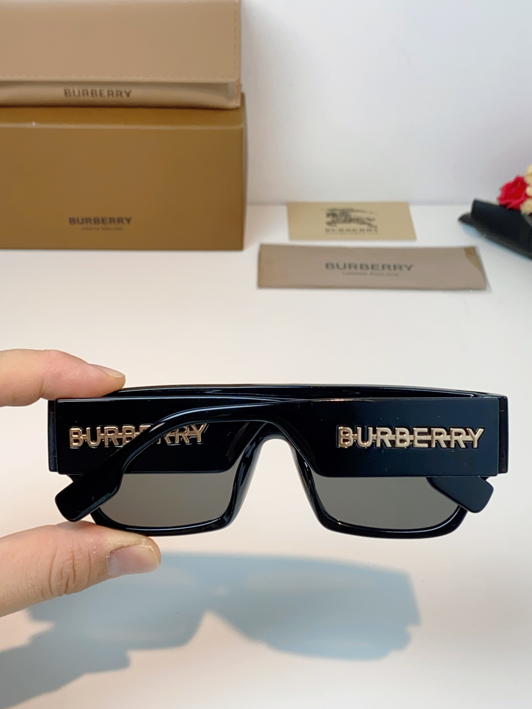 Burberry巴宝莉 2025新款经典黑金方框墨镜✨利落宽版一字镜框，自带街头酷飒气场镜腿立体鎏金品牌