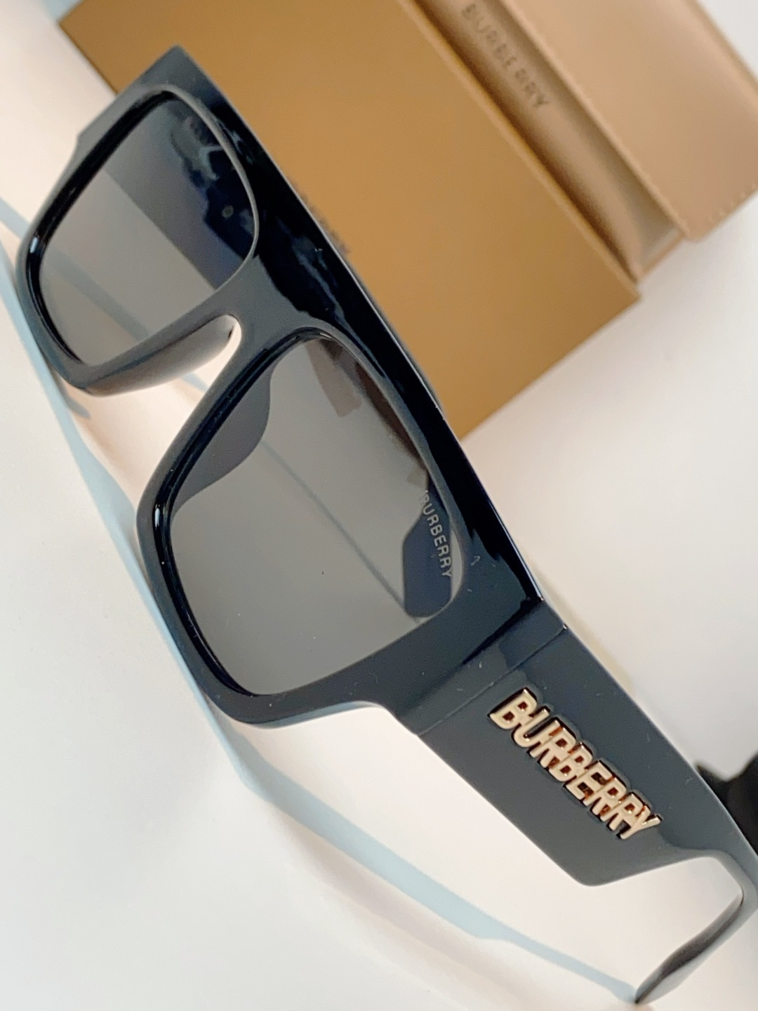 Burberry巴宝莉 2025新款经典黑金方框墨镜✨利落宽版一字镜框，自带街头酷飒气场镜腿立体鎏金品牌