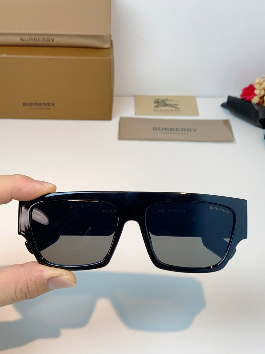 Burberry巴宝莉 2025新款经典黑金方框墨镜✨利落宽版一字镜框，自带街头酷飒气场镜腿立体鎏金品牌