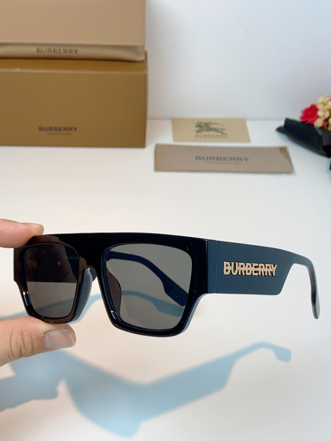Burberry巴宝莉 2025新款经典黑金方框墨镜✨利落宽版一字镜框，自带街头酷飒气场镜腿立体鎏金品牌