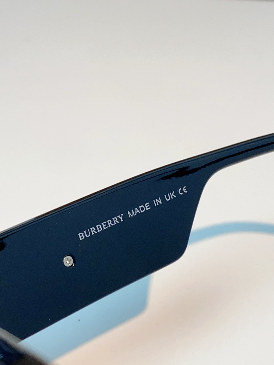 Burberry巴宝莉 2025新款经典黑金方框墨镜✨利落宽版一字镜框，自带街头酷飒气场镜腿立体鎏金品牌