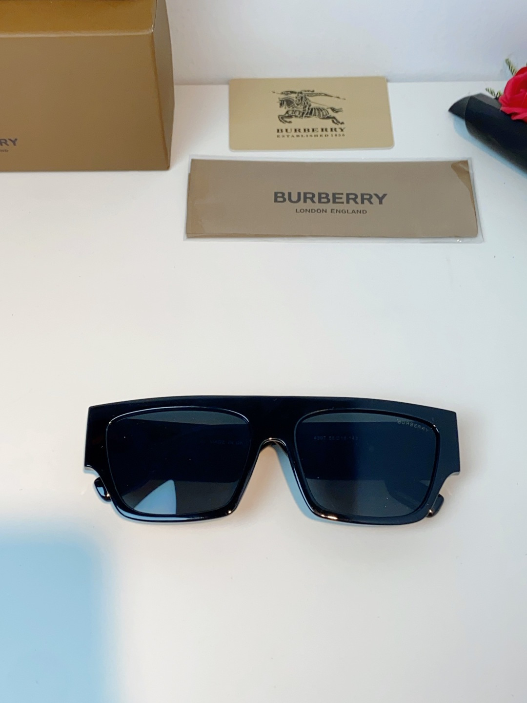 Burberry巴宝莉 2025新款经典黑金方框墨镜✨利落宽版一字镜框，自带街头酷飒气场镜腿立体鎏金品牌