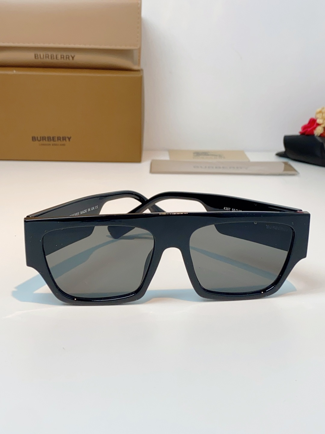 Burberry巴宝莉 2025新款经典黑金方框墨镜✨利落宽版一字镜框，自带街头酷飒气场镜腿立体鎏金品牌