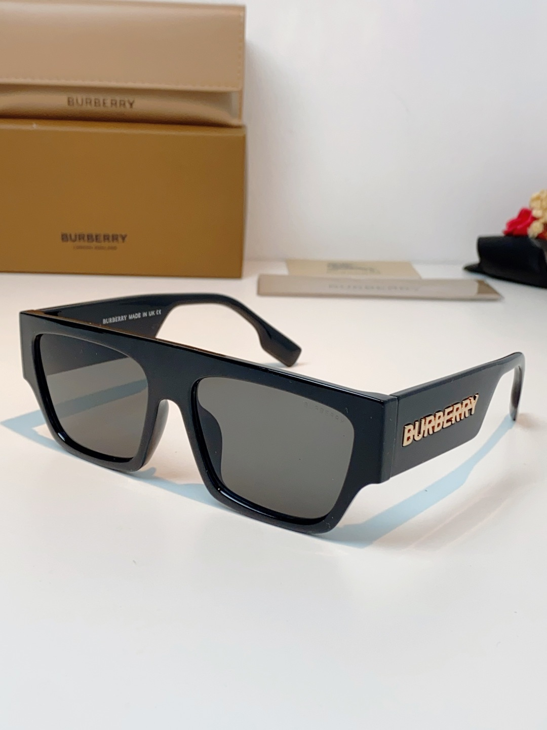 Burberry巴宝莉 2025新款经典黑金方框墨镜✨利落宽版一字镜框，自带街头酷飒气场镜腿立体鎏金品牌