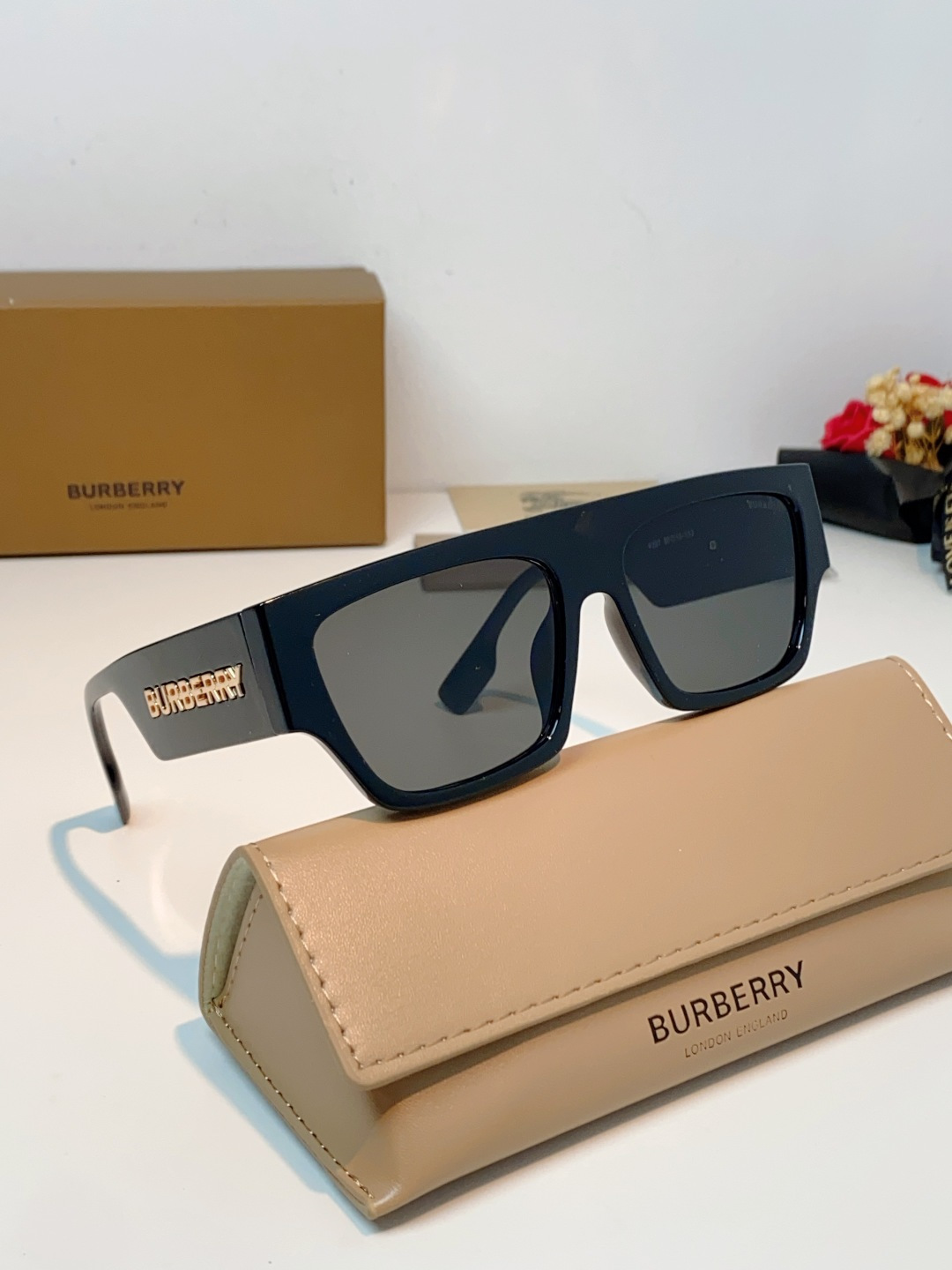 Burberry巴宝莉 2025新款经典黑金方框墨镜✨利落宽版一字镜框，自带街头酷飒气场镜腿立体鎏金品牌