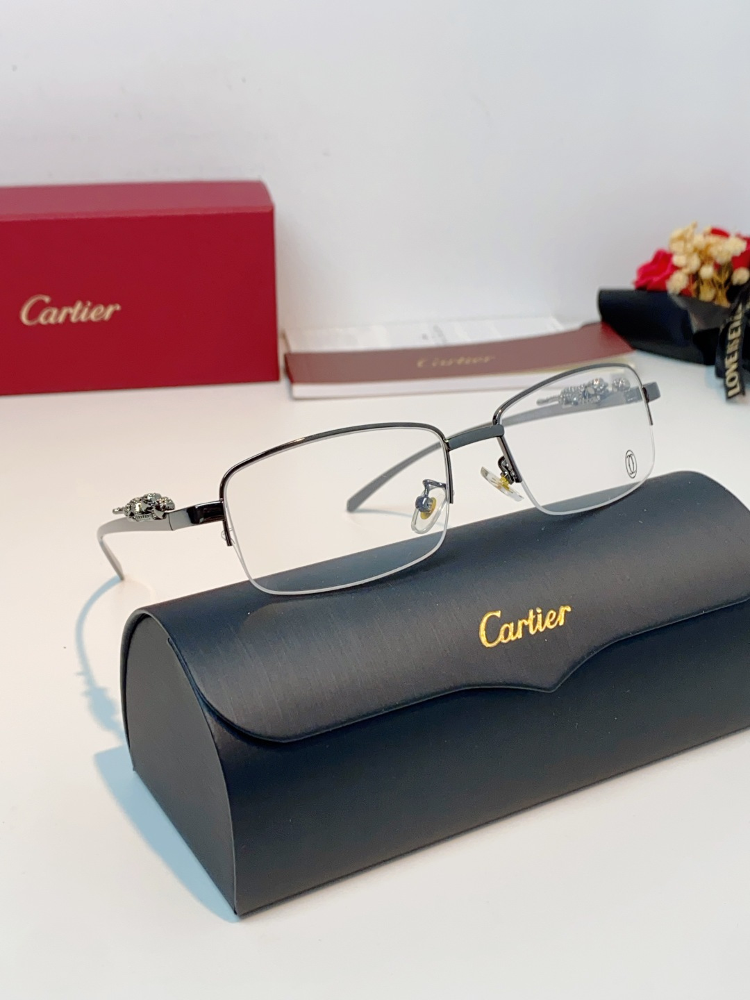 Cartier卡地亚猎豹经典半框光学镜▪️镜腿双侧立体雕刻猎豹图腾，珠宝级工艺还原灵豹神态，品牌辨识度拉