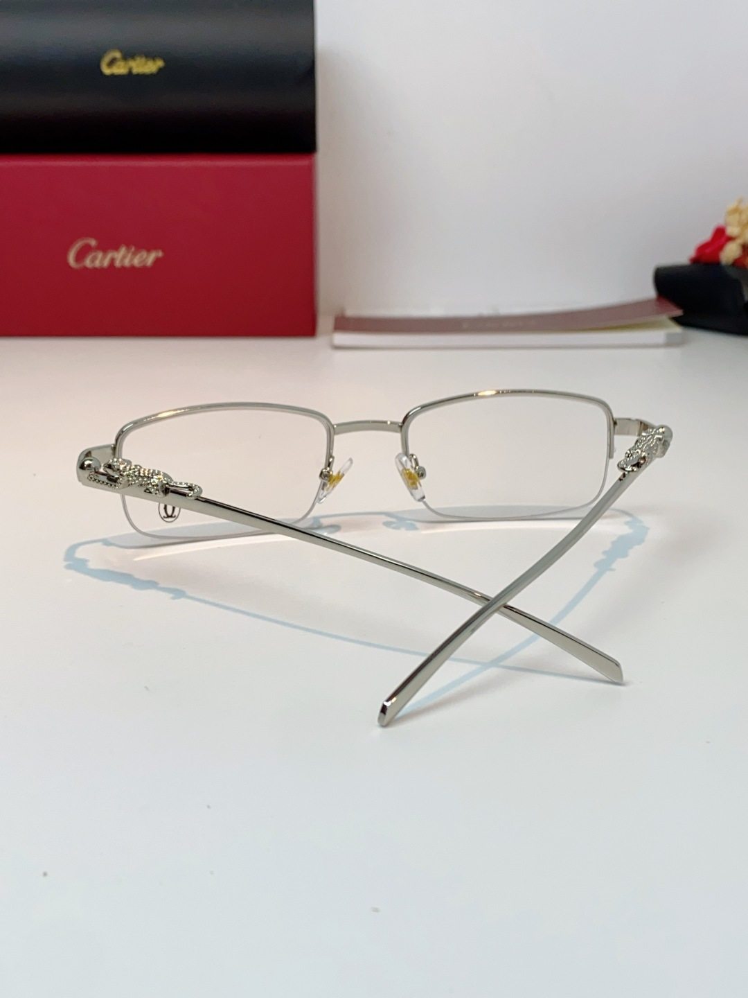 Cartier卡地亚猎豹经典半框光学镜▪️镜腿双侧立体雕刻猎豹图腾，珠宝级工艺还原灵豹神态，品牌辨识度拉