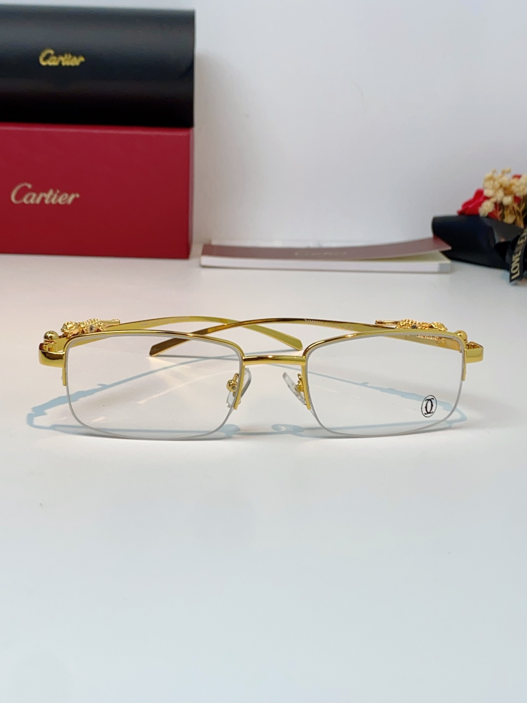 Cartier卡地亚猎豹经典半框光学镜▪️镜腿双侧立体雕刻猎豹图腾，珠宝级工艺还原灵豹神态，品牌辨识度拉