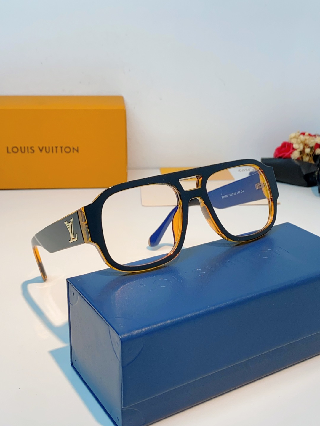 LOUIS VUITTON路易威登 2026新款LV太阳镜以经典飞行员造型为基底，融合利落的方形轮廓，打