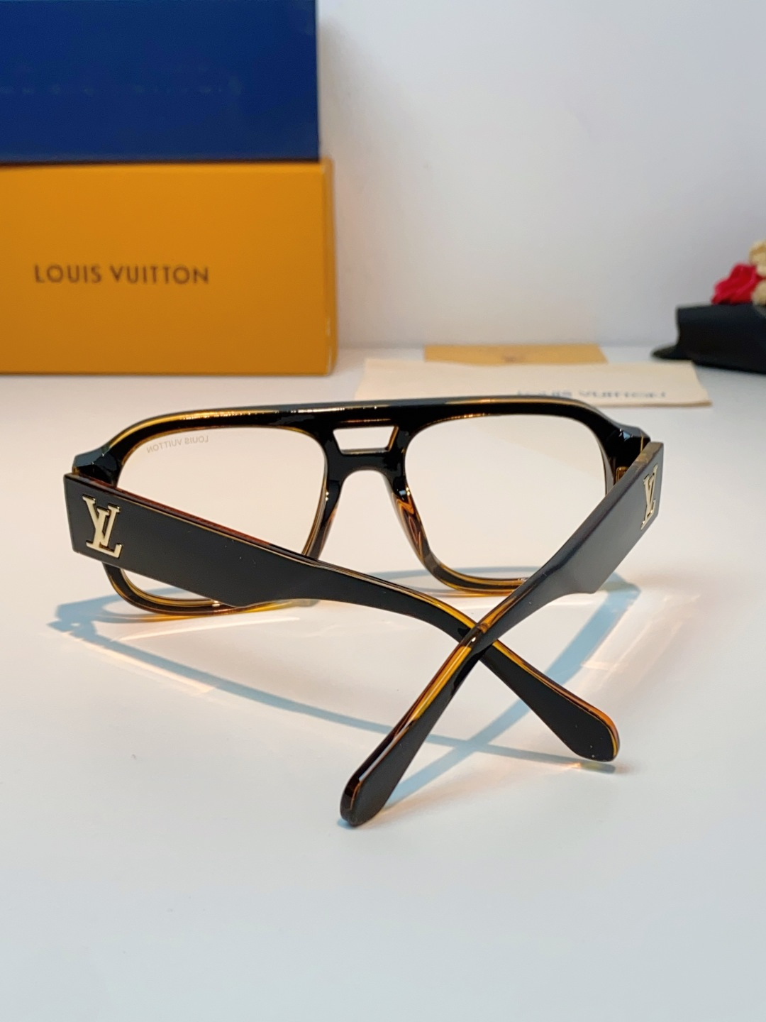 LOUIS VUITTON路易威登 2026新款LV太阳镜以经典飞行员造型为基底，融合利落的方形轮廓，打