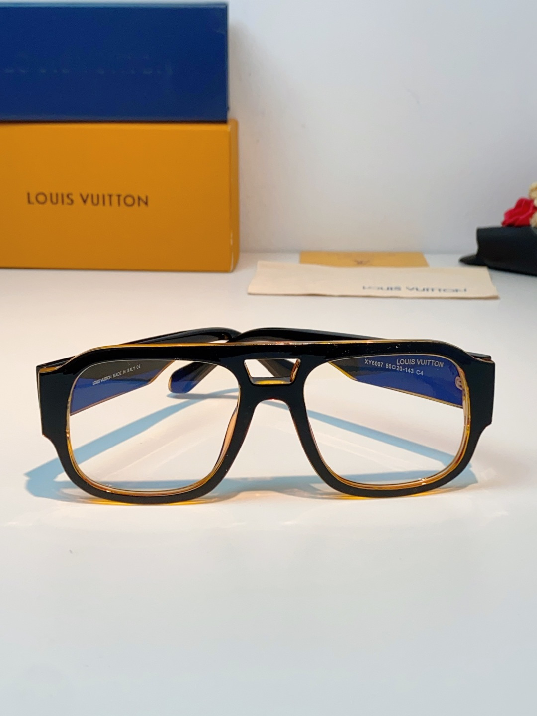 LOUIS VUITTON路易威登 2026新款LV太阳镜以经典飞行员造型为基底，融合利落的方形轮廓，打