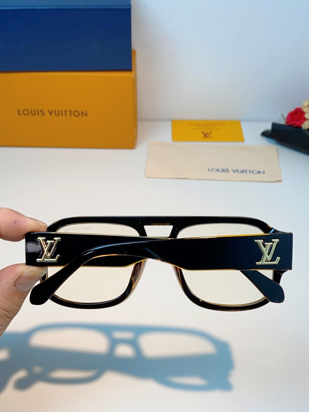 LOUIS VUITTON路易威登 2026新款LV太阳镜以经典飞行员造型为基底，融合利落的方形轮廓，打