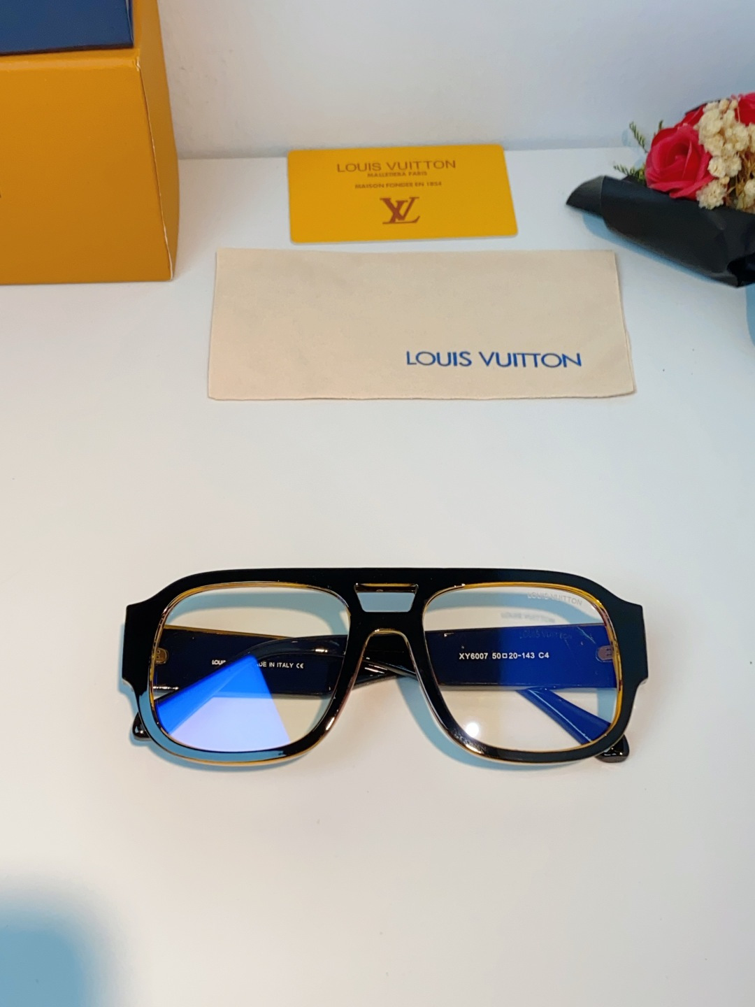 LOUIS VUITTON路易威登 2026新款LV太阳镜以经典飞行员造型为基底，融合利落的方形轮廓，打