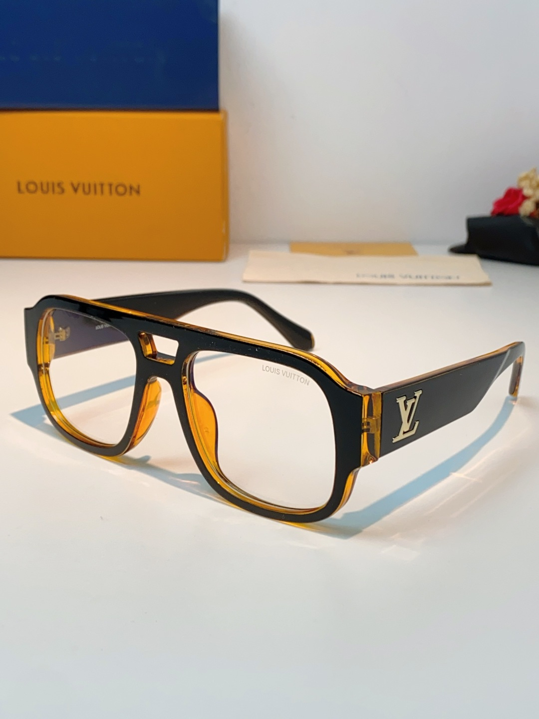 LOUIS VUITTON路易威登 2026新款LV太阳镜以经典飞行员造型为基底，融合利落的方形轮廓，打