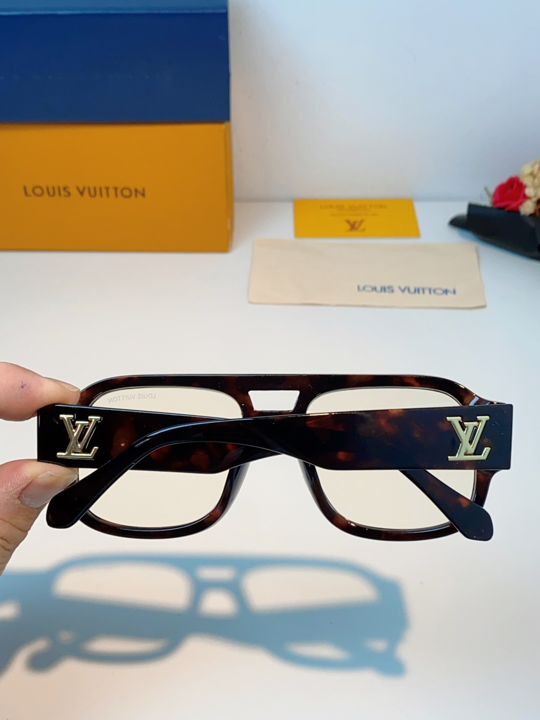 LOUIS VUITTON路易威登 2026新款LV太阳镜以经典飞行员造型为基底，融合利落的方形轮廓，打