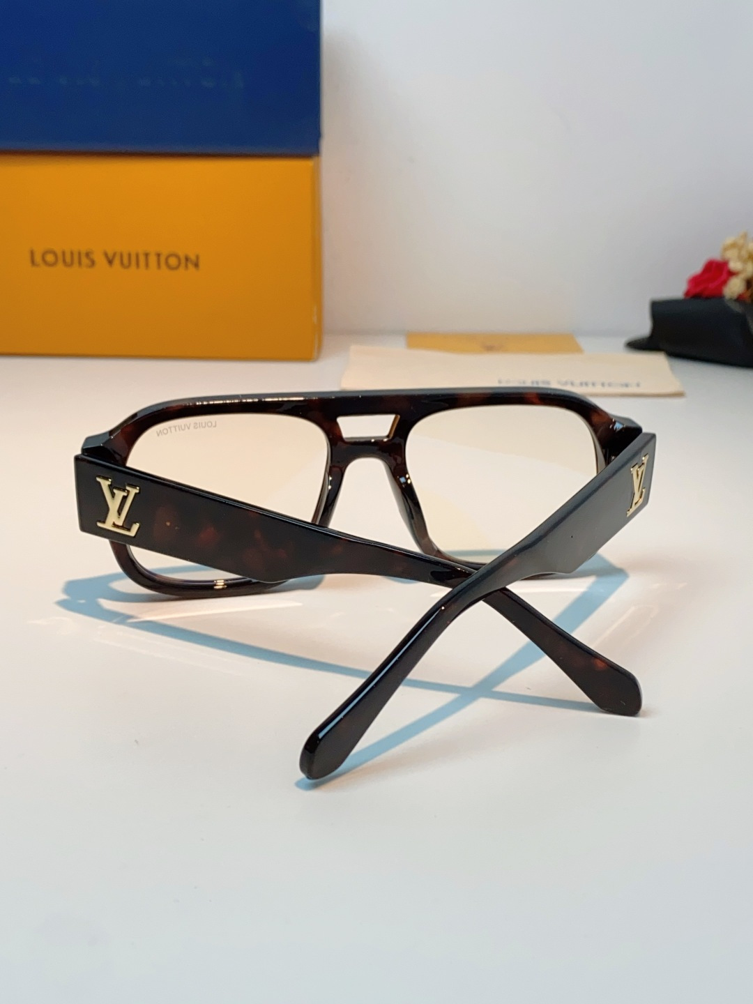 LOUIS VUITTON路易威登 2026新款LV太阳镜以经典飞行员造型为基底，融合利落的方形轮廓，打