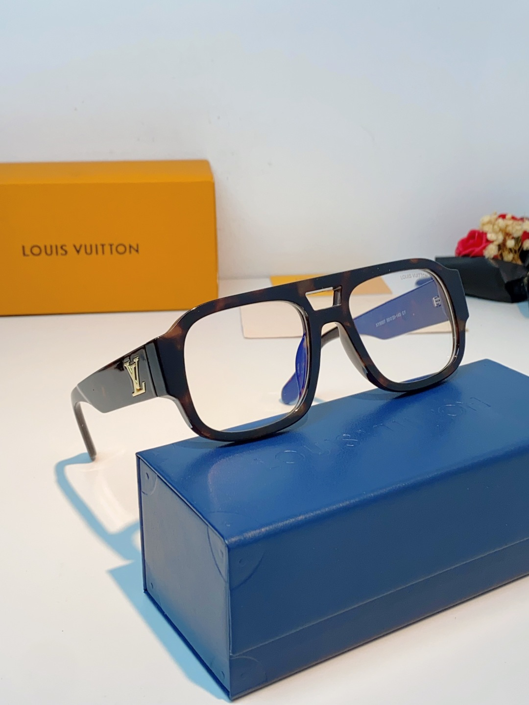 LOUIS VUITTON路易威登 2026新款LV太阳镜以经典飞行员造型为基底，融合利落的方形轮廓，打