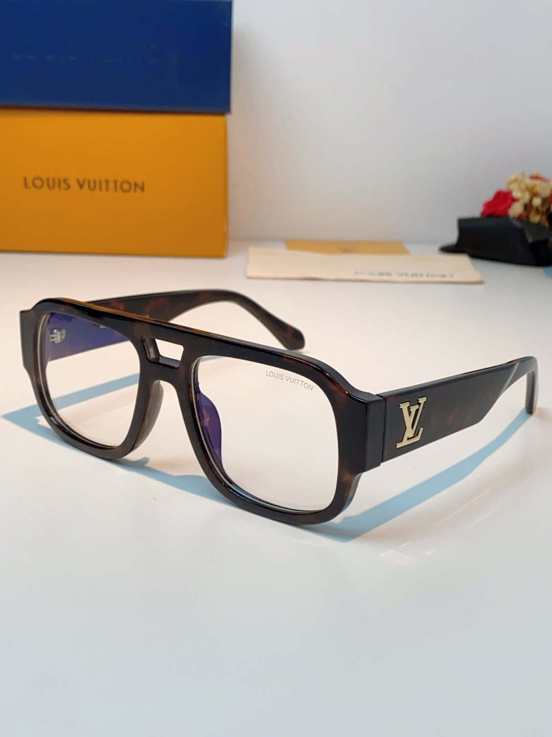 LOUIS VUITTON路易威登 2026新款LV太阳镜以经典飞行员造型为基底，融合利落的方形轮廓，打