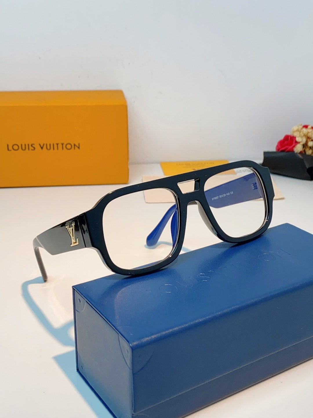 LOUIS VUITTON路易威登 2026新款LV太阳镜以经典飞行员造型为基底，融合利落的方形轮廓，打