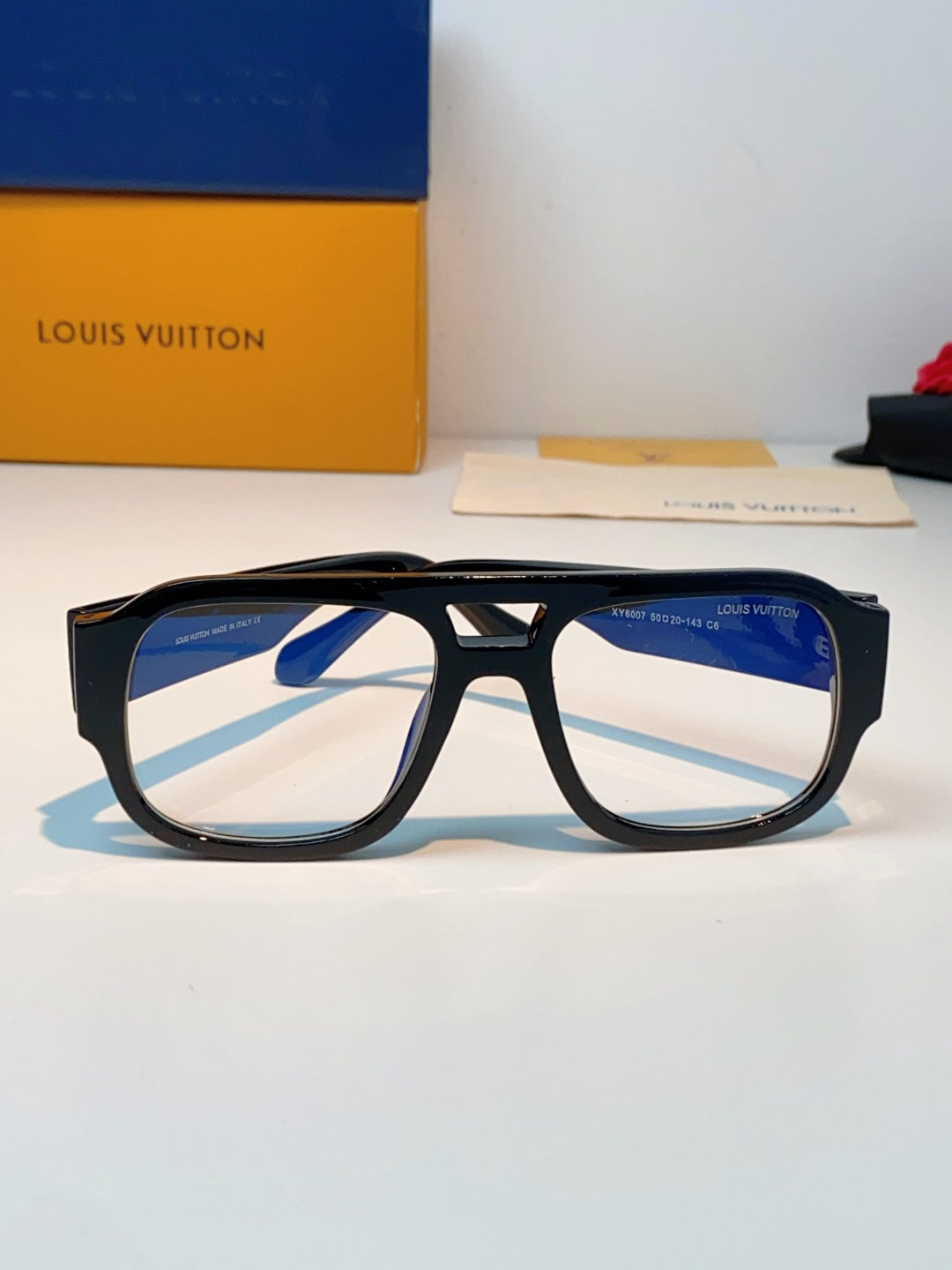 LOUIS VUITTON路易威登 2026新款LV太阳镜以经典飞行员造型为基底，融合利落的方形轮廓，打