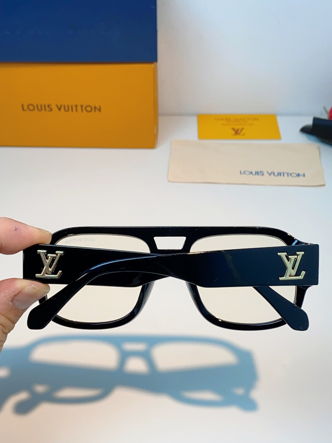 LOUIS VUITTON路易威登 2026新款LV太阳镜以经典飞行员造型为基底，融合利落的方形轮廓，打
