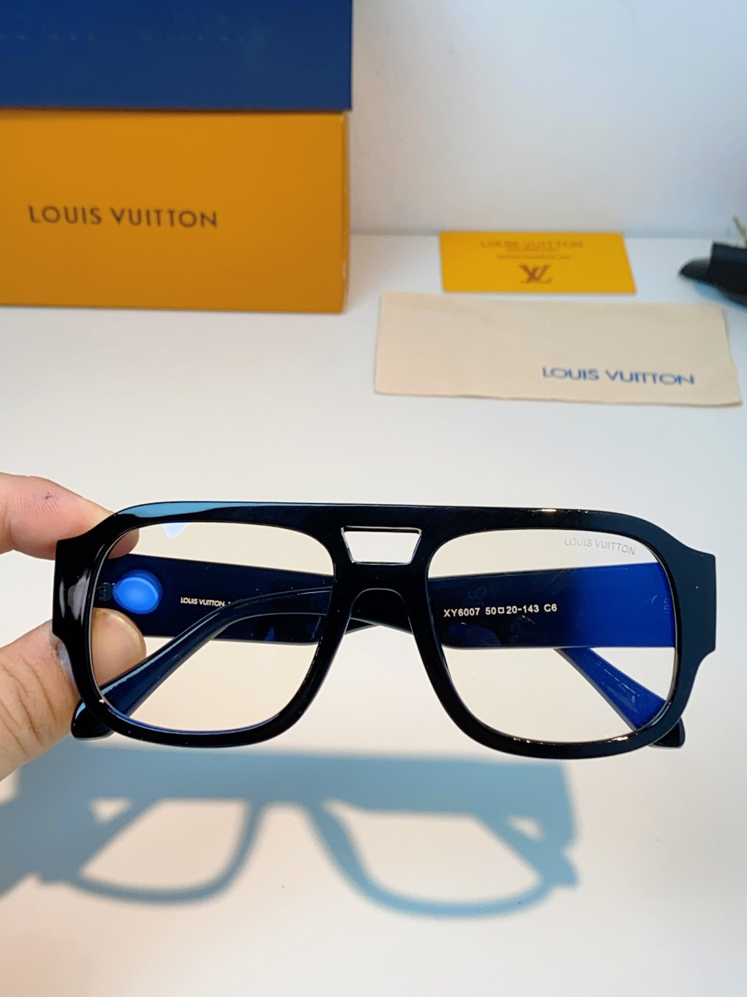 LOUIS VUITTON路易威登 2026新款LV太阳镜以经典飞行员造型为基底，融合利落的方形轮廓，打