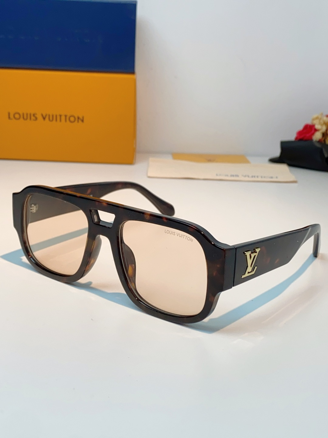 LOUIS VUITTON路易威登 2026新款LV太阳镜以经典飞行员造型为基底，融合利落的方形轮廓，打