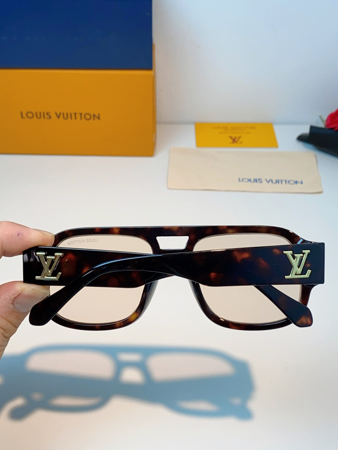 LOUIS VUITTON路易威登 2026新款LV太阳镜以经典飞行员造型为基底，融合利落的方形轮廓，打