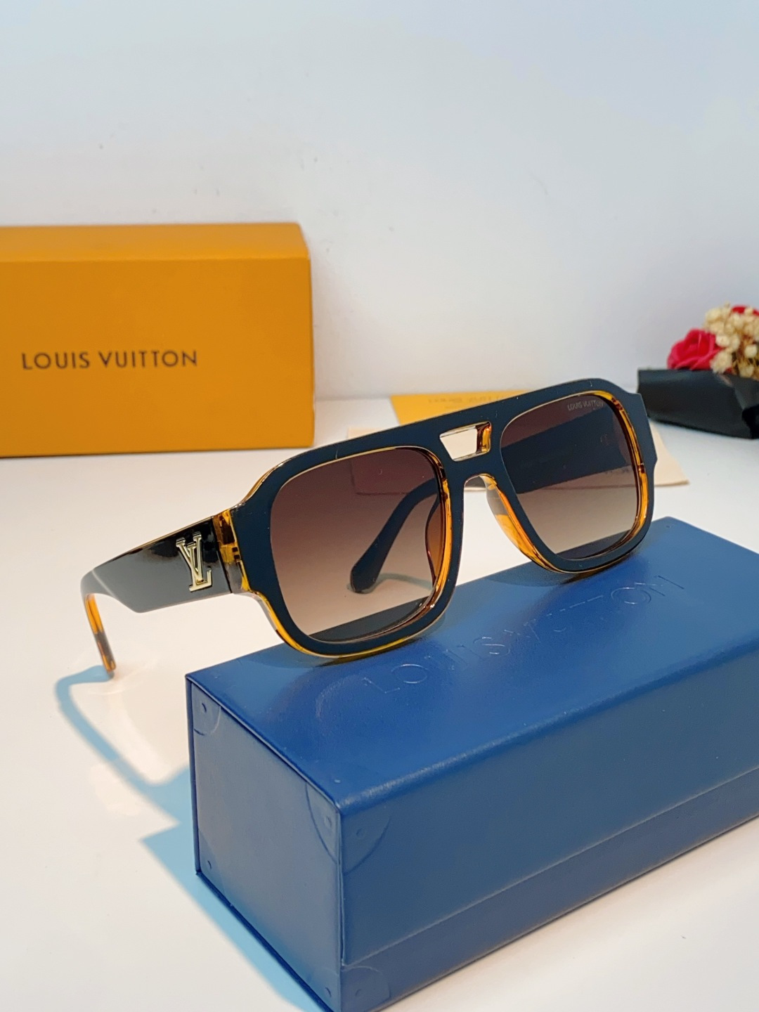 LOUIS VUITTON路易威登 2026新款LV太阳镜以经典飞行员造型为基底，融合利落的方形轮廓，打