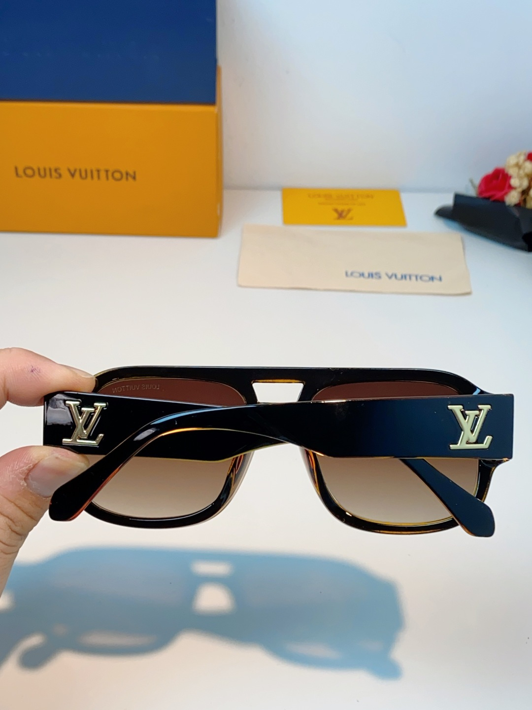 LOUIS VUITTON路易威登 2026新款LV太阳镜以经典飞行员造型为基底，融合利落的方形轮廓，打
