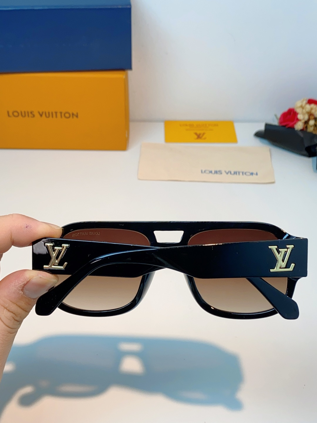 LOUIS VUITTON路易威登 2026新款LV太阳镜以经典飞行员造型为基底，融合利落的方形轮廓，打