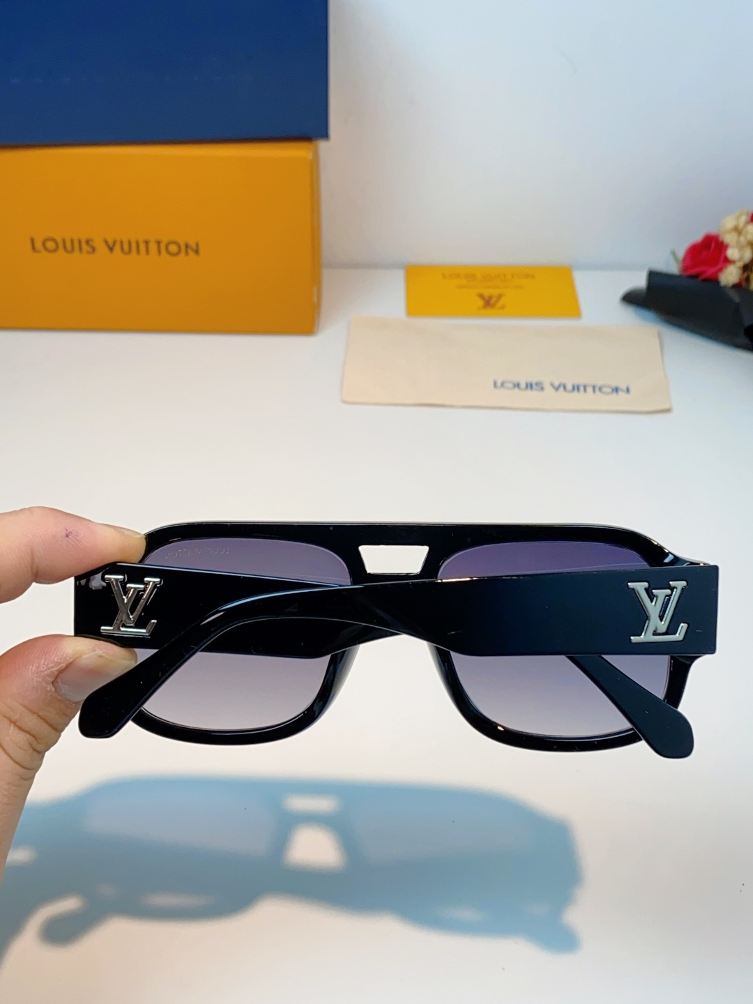 LOUIS VUITTON路易威登 2026新款LV太阳镜以经典飞行员造型为基底，融合利落的方形轮廓，打
