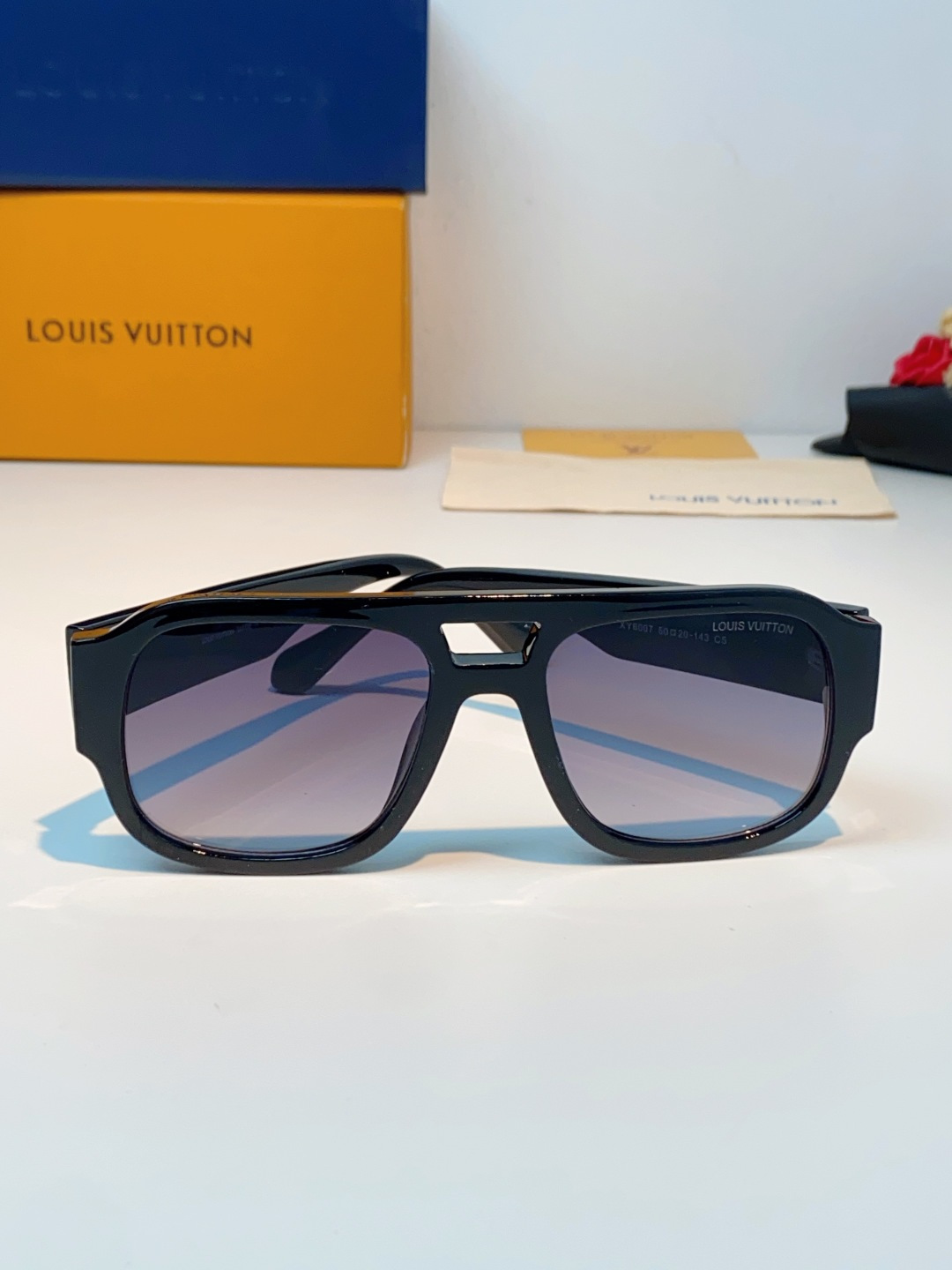 LOUIS VUITTON路易威登 2026新款LV太阳镜以经典飞行员造型为基底，融合利落的方形轮廓，打