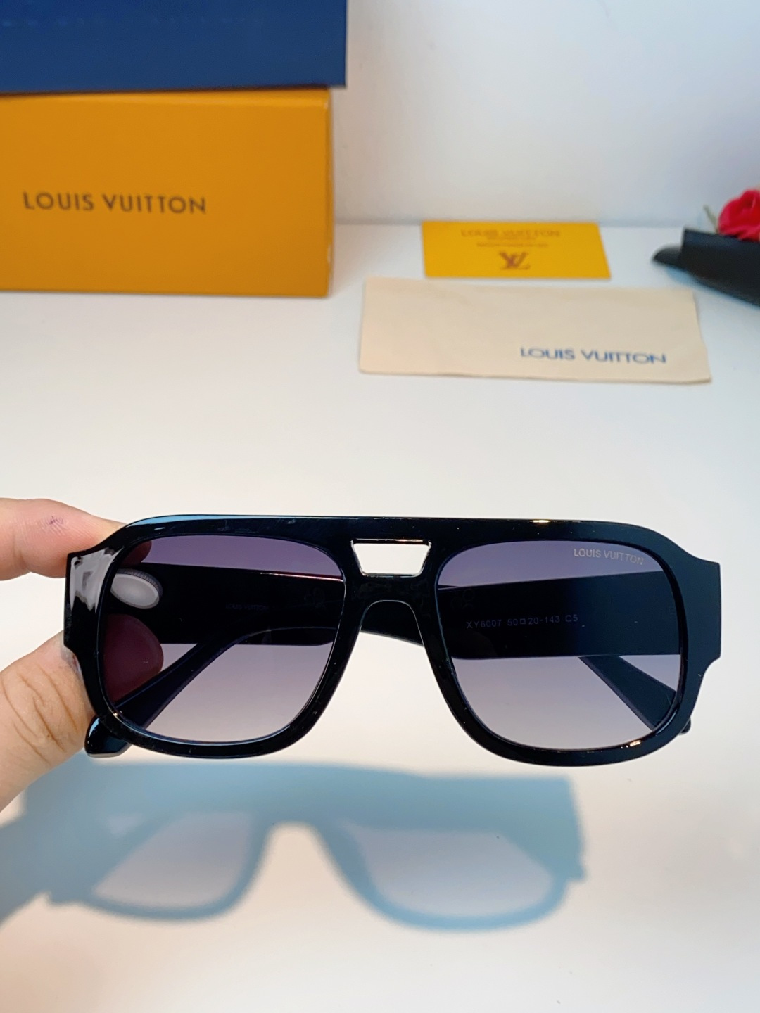 LOUIS VUITTON路易威登 2026新款LV太阳镜以经典飞行员造型为基底，融合利落的方形轮廓，打